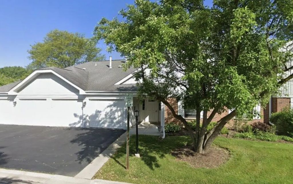 228 Arrowwood Court B2, Schaumburg