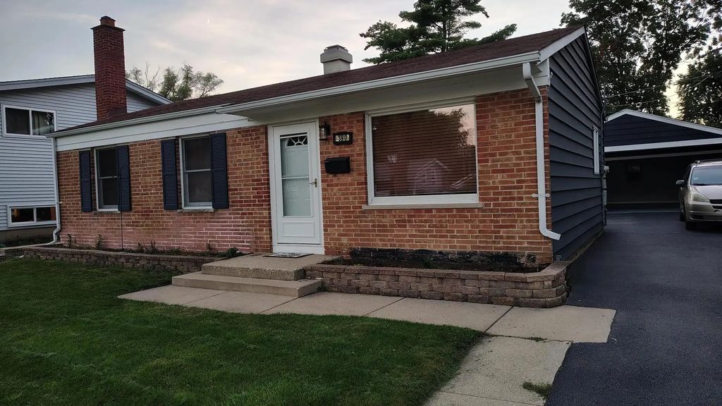 390 E Diane Drive, Buffalo Grove