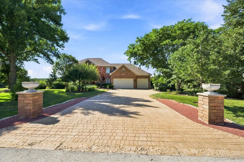 39w044 Foxwood Lane, St. Charles
