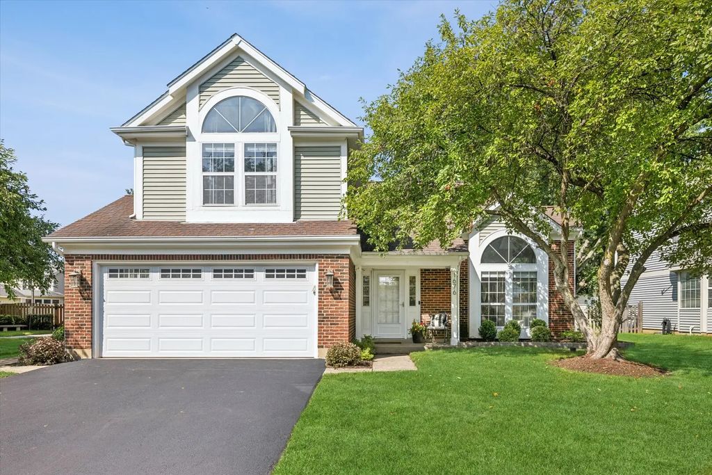 1676 Kennsington Lane, Crystal Lake