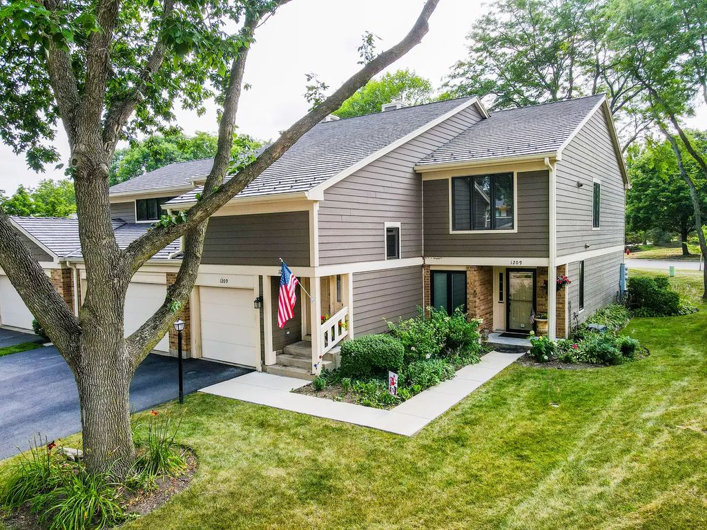 1211 Emerson Lane, Libertyville