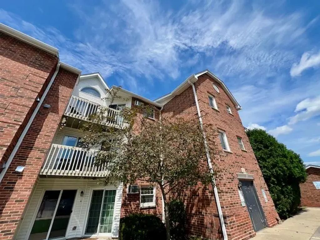 1363 Cunat Court 1a, Lake In The Hills