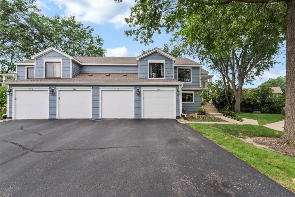 912 Manchester Circle -, Schaumburg