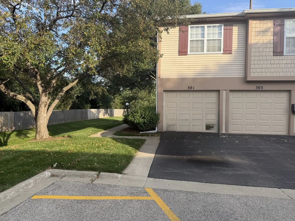 301 Cherrywood Court 301, Vernon Hills