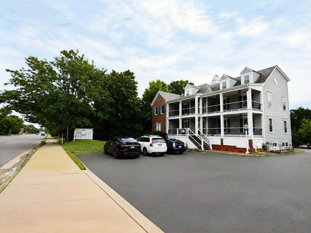 520 W Roosevelt Road, Wheaton