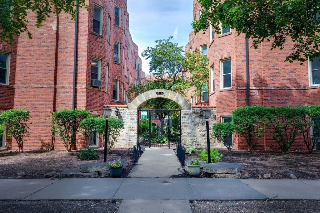 4124 N Kedvale Avenue 200, Chicago, 60641
