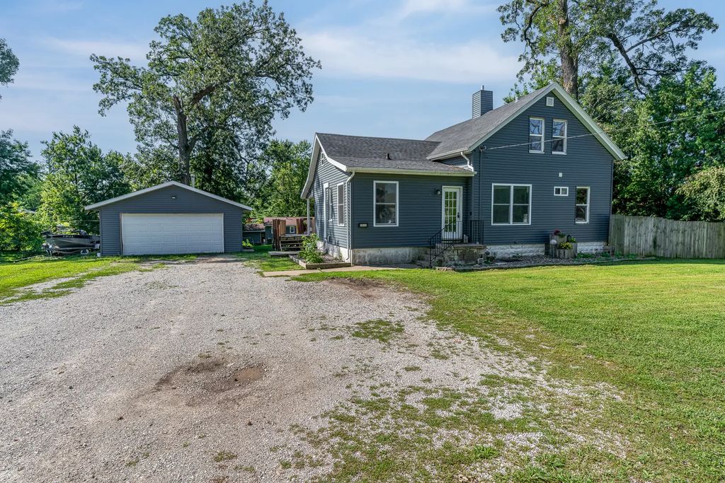 1821 Central Avenue, Bettendorf
