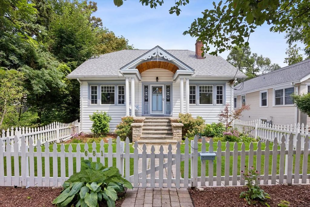 681 Western Avenue, Glen Ellyn