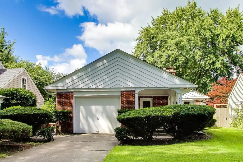 221 Ingleside Avenue, Aurora