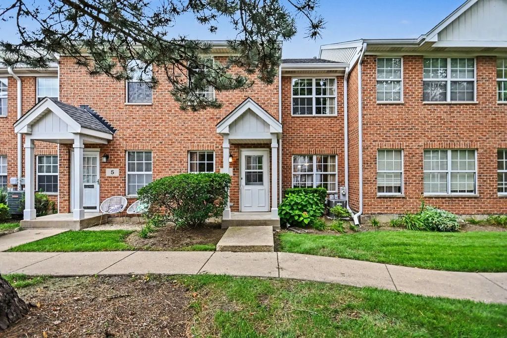 3 4 Seasons Court, Elmhurst
