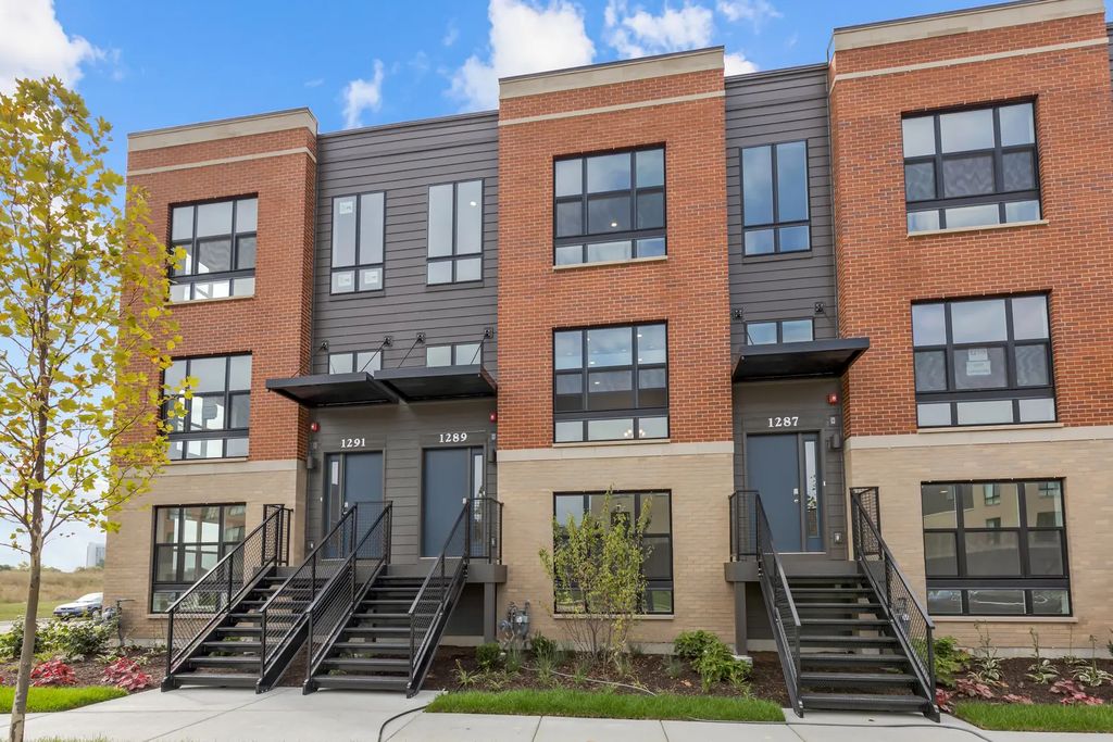 1289 Lakepointe Drive, Schaumburg