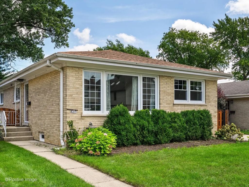 8211 Mango Avenue, Morton Grove