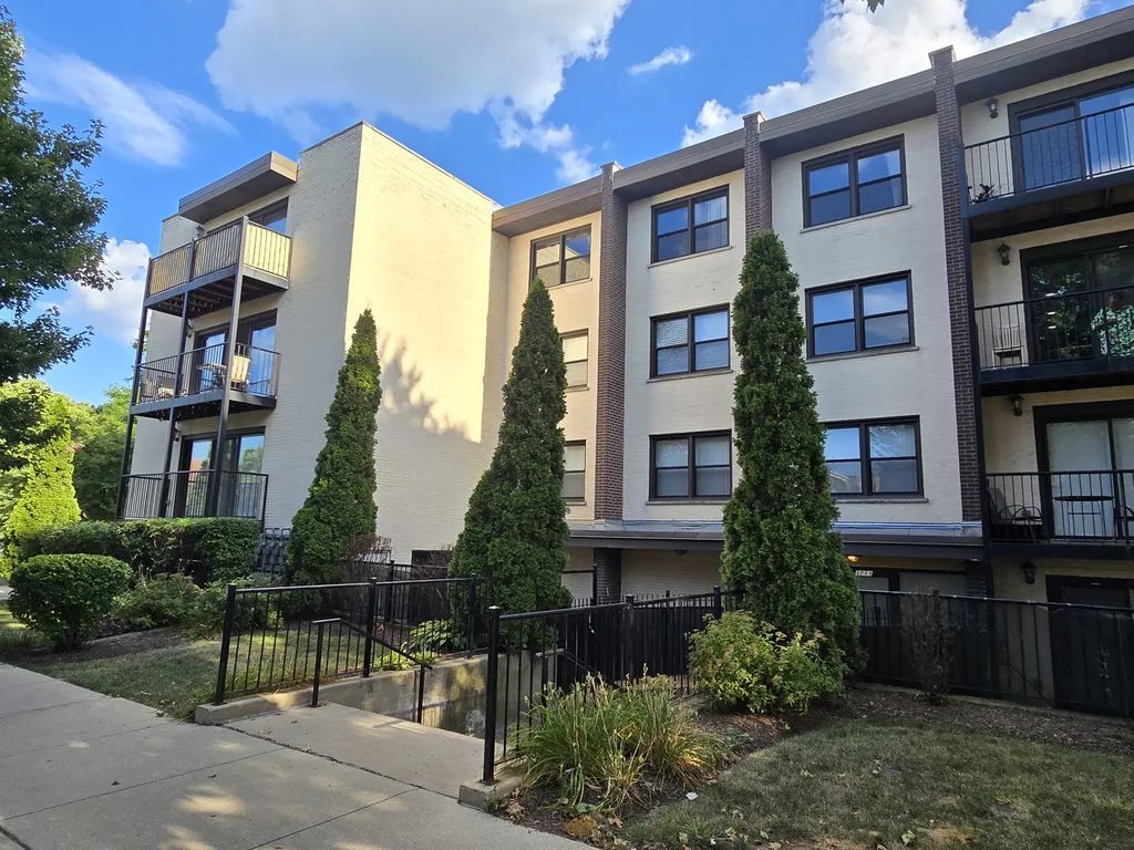 1711 W Jarvis Avenue 201, Chicago, 60626
