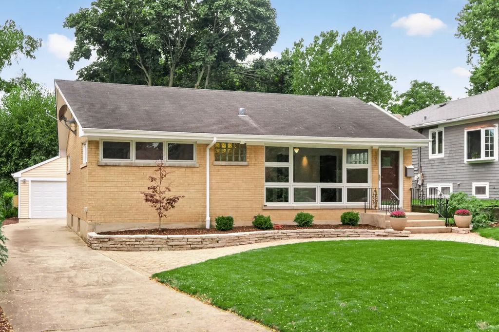 392 Windsor Avenue, Glen Ellyn