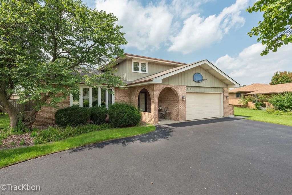 9s434 Allison Court, Willowbrook