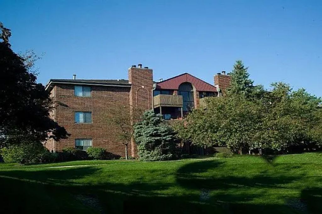 1360 Brook Street E, St. Charles