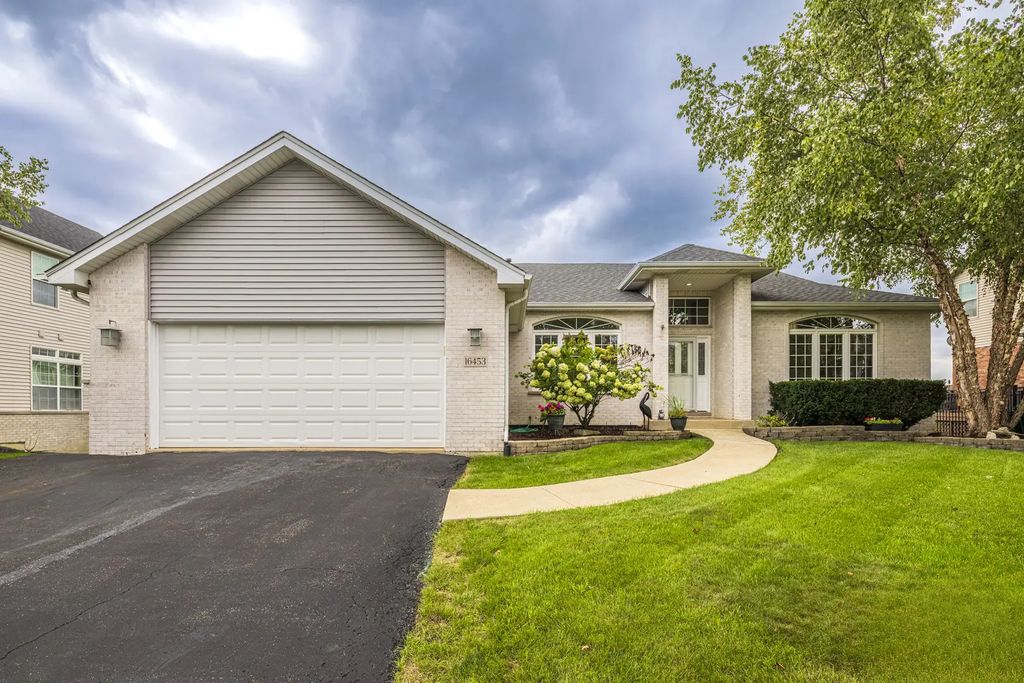 16453 Lakeside Drive, Lockport