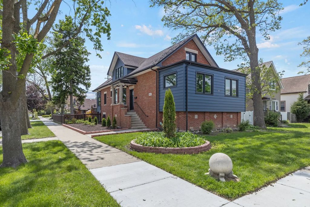 8531 Center Street, River Grove
