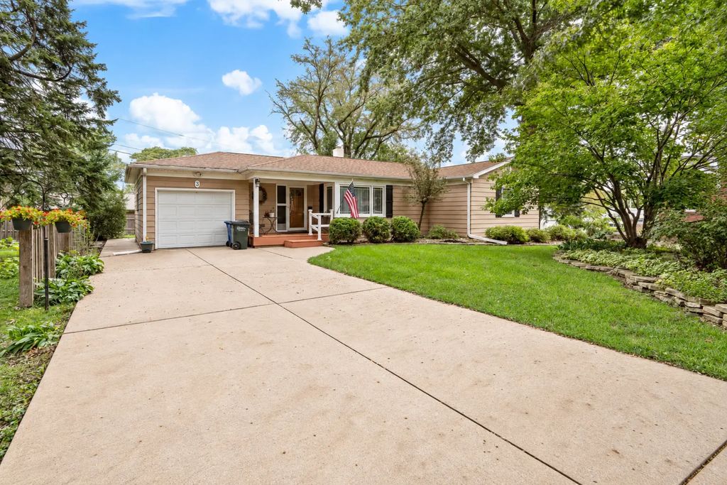 3 Hickory Grove Court, Davenport
