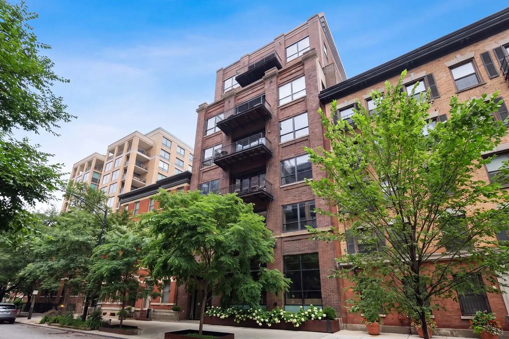 152 W Huron Street 4, Chicago
