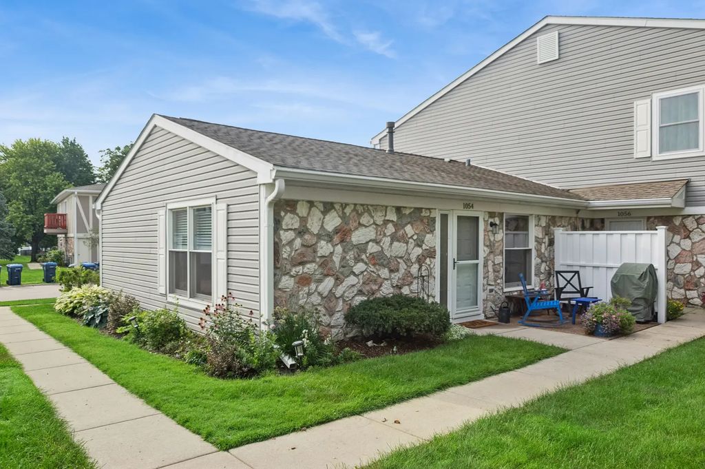 1054 Brunswick Harbor, Schaumburg