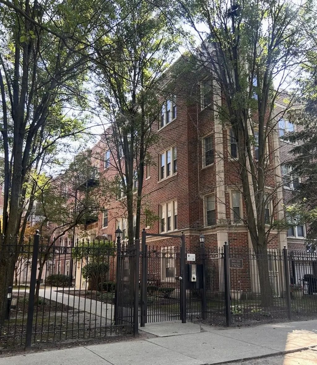2315 E 70th Place 213, Chicago, 60649