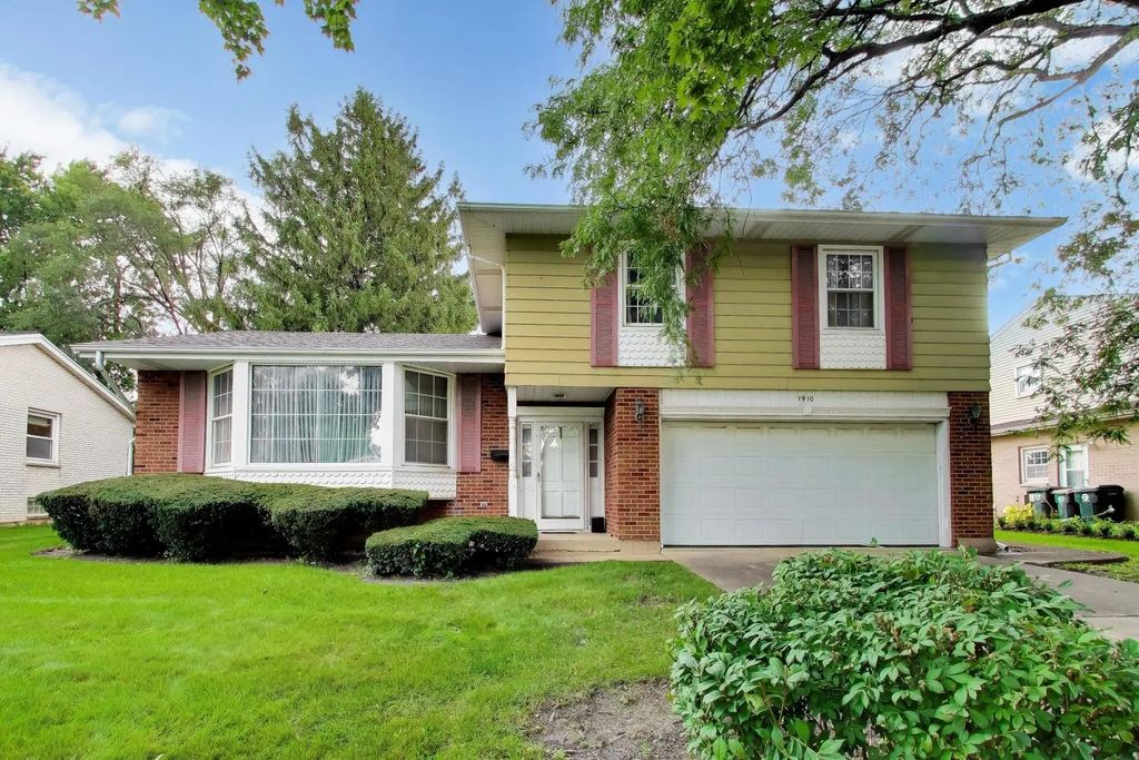 1910 E Robinhood Lane, Arlington Heights