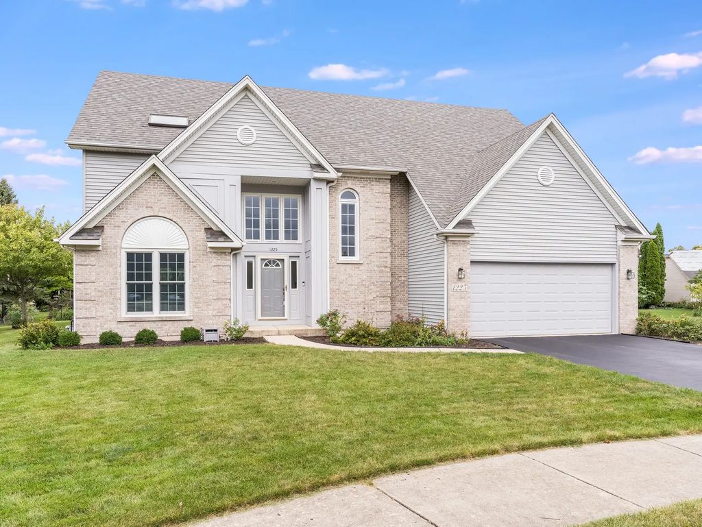 1225 Willowcrest Court, Aurora