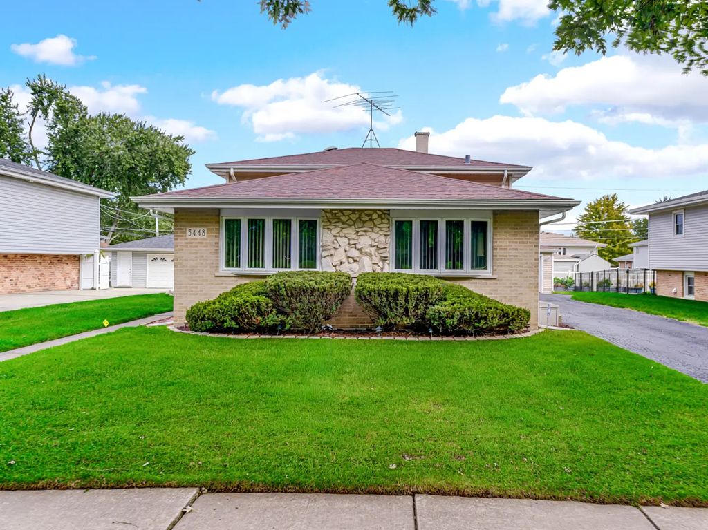 5448 139th Street, Crestwood