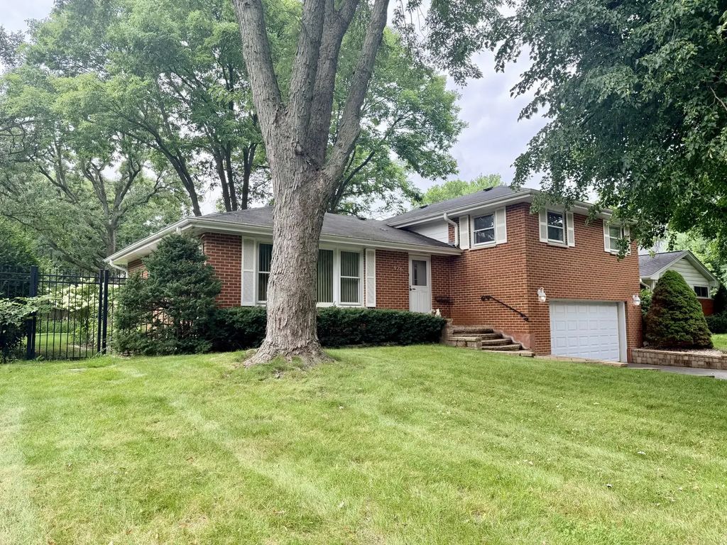 926 Valley Road, Lake Forest, 60045