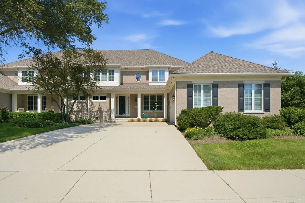 2004 Claridge Court, Northbrook