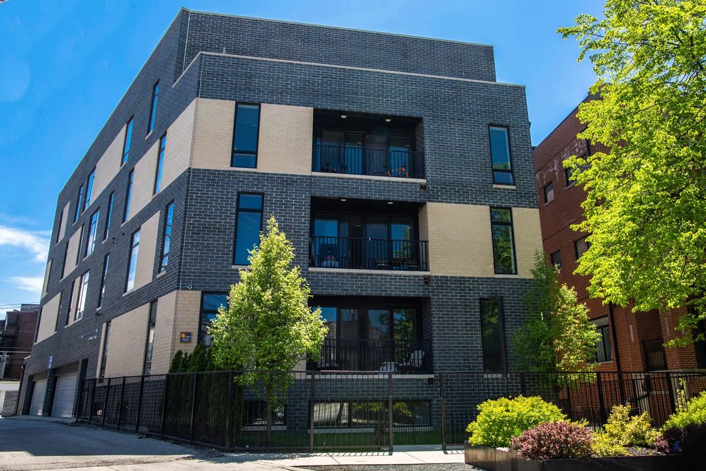 1045 W Cornelia Avenue 402, Chicago