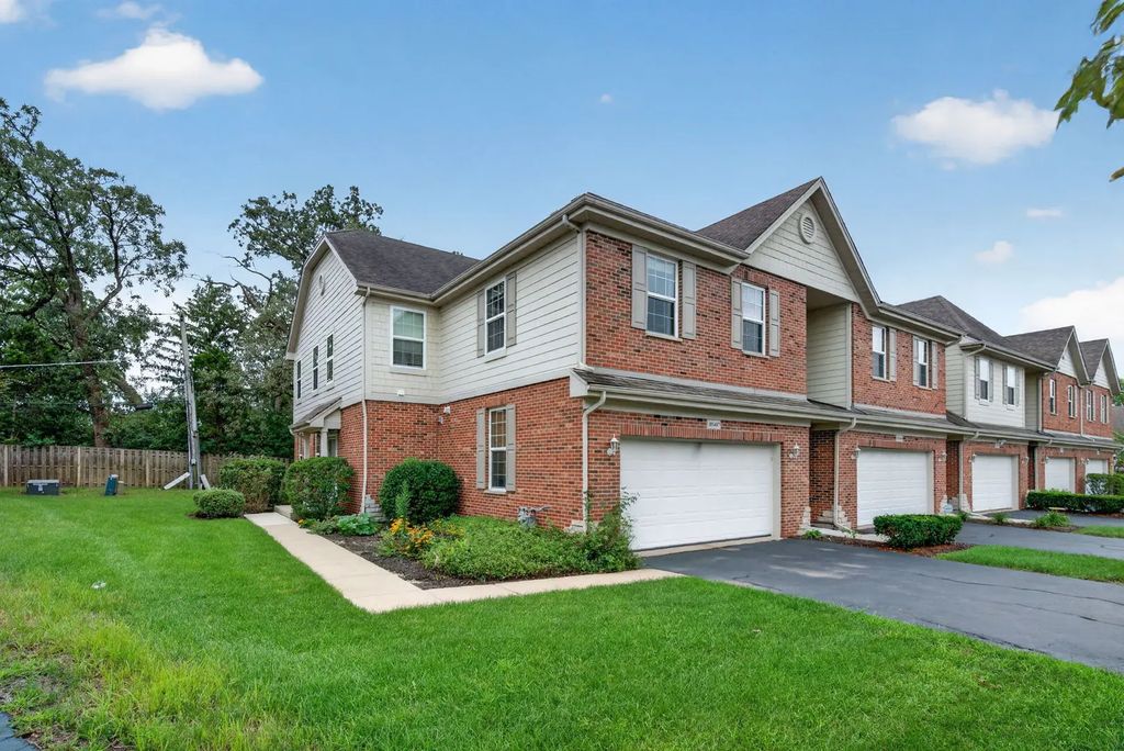 10s447 Carrington Circle, Burr Ridge