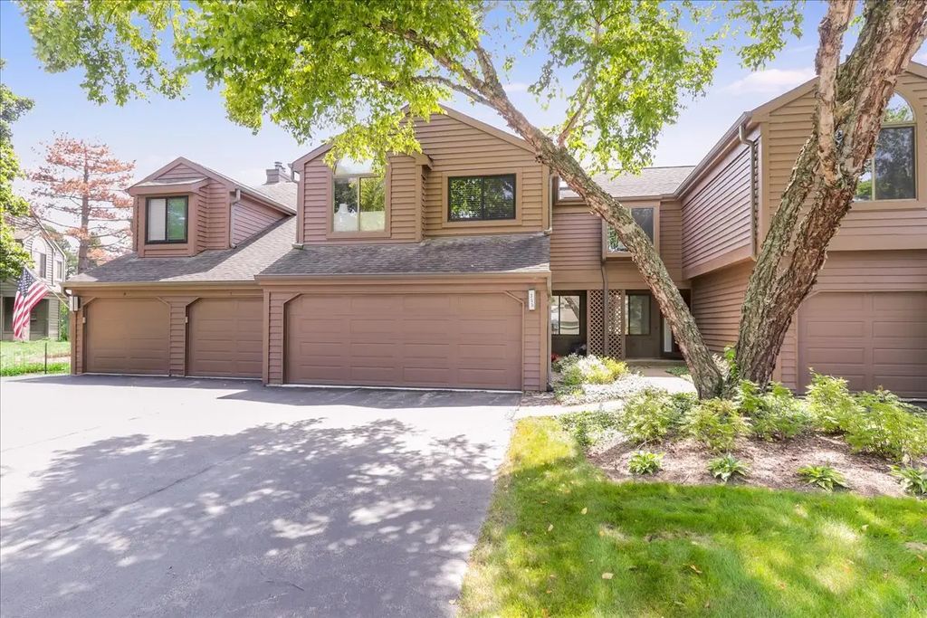 355 Indian Point, Lake Barrington, 60010