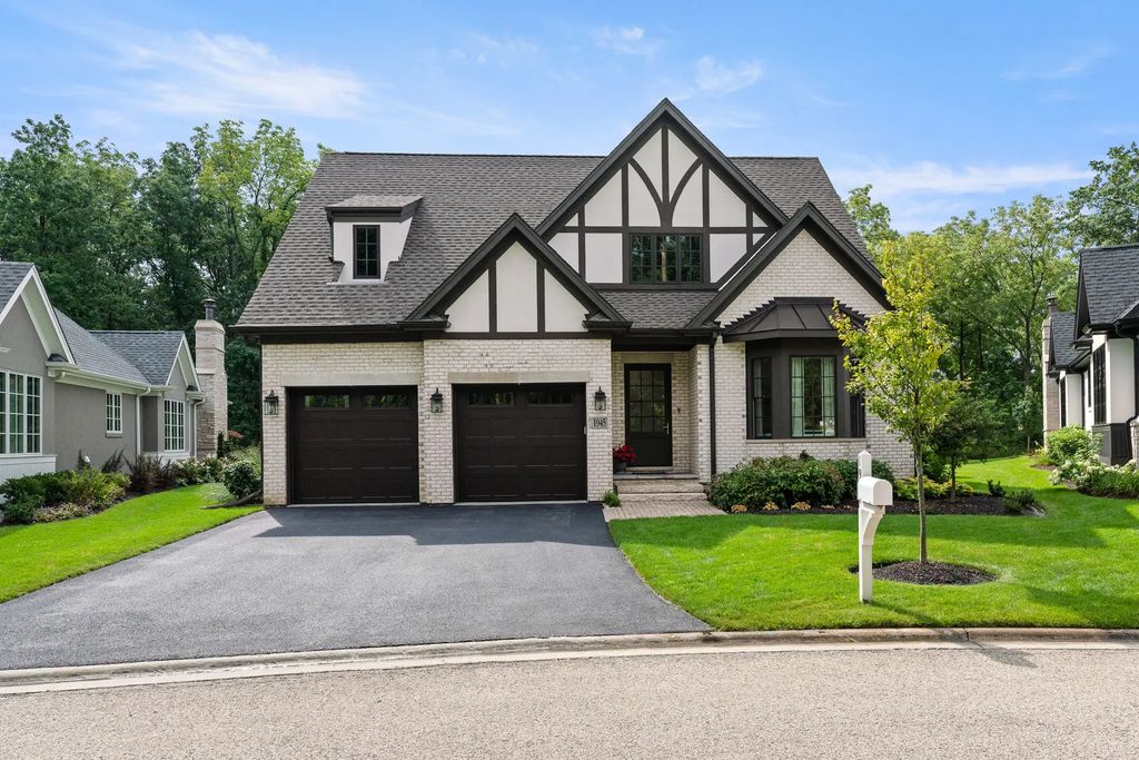 1945 Amberley Court, Lake Forest