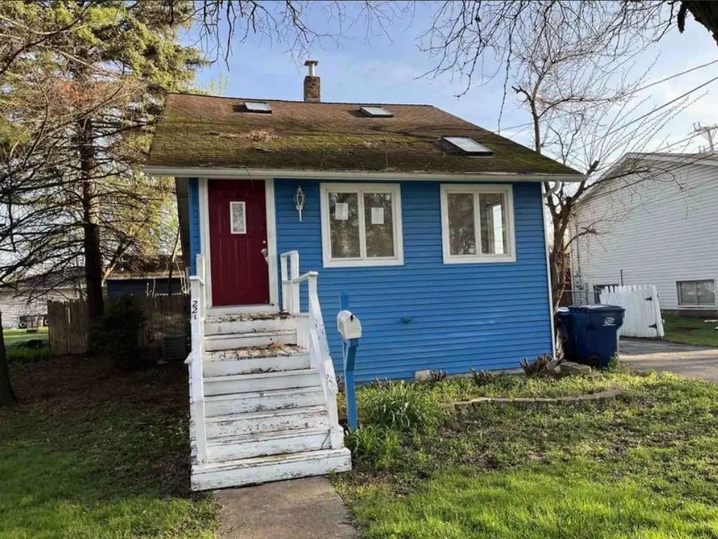 221 Riverside Court, Villa Park