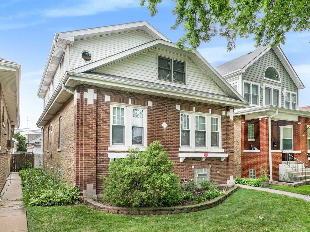 6118 W Grace Street, Chicago