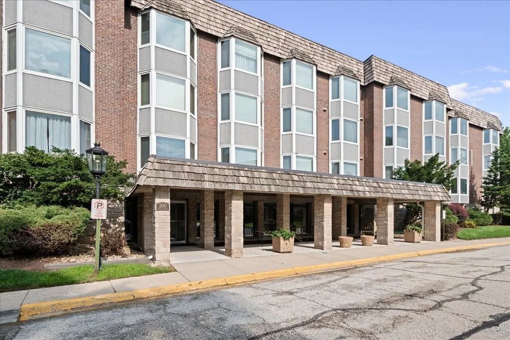 300 Thames Parkway 3f, Park Ridge