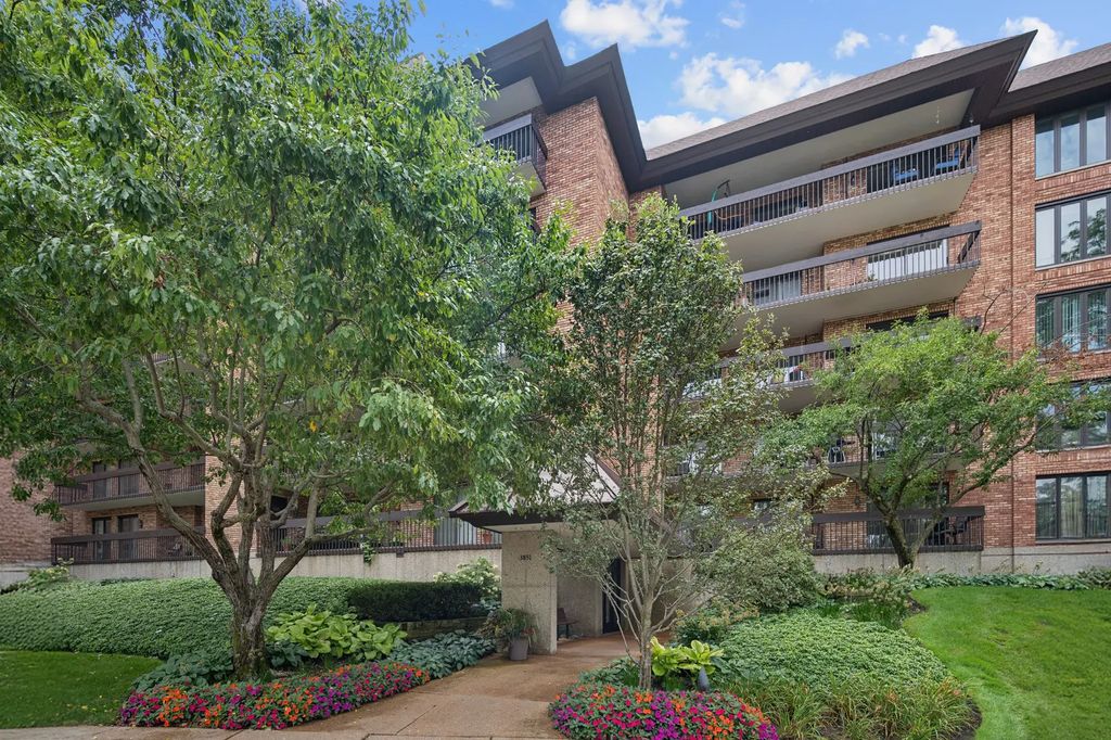 3851 Mission Hills Road 109, Northbrook
