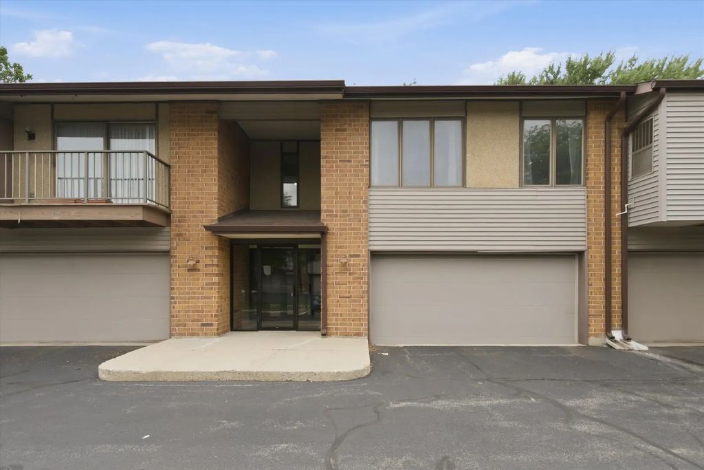 801 Oakton Street 204, Elk Grove Village
