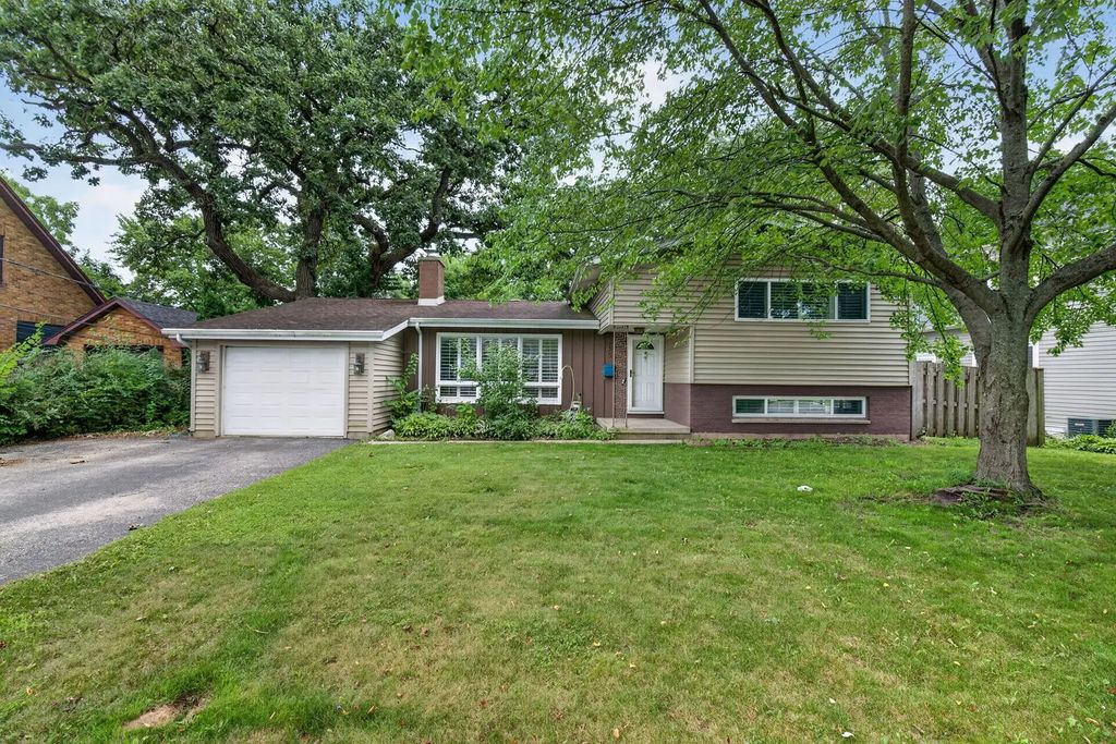 145 Dole Avenue, Crystal Lake