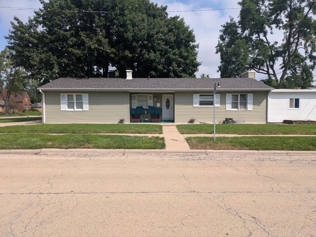 1818 W Monroe Street, Waukegan