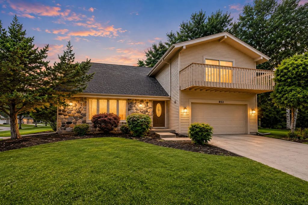 852 Woodmar Drive, Crystal Lake