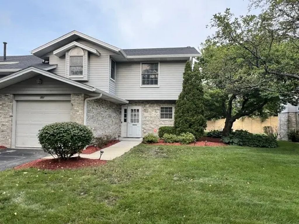 801 N Tamarac Boulevard, Addison