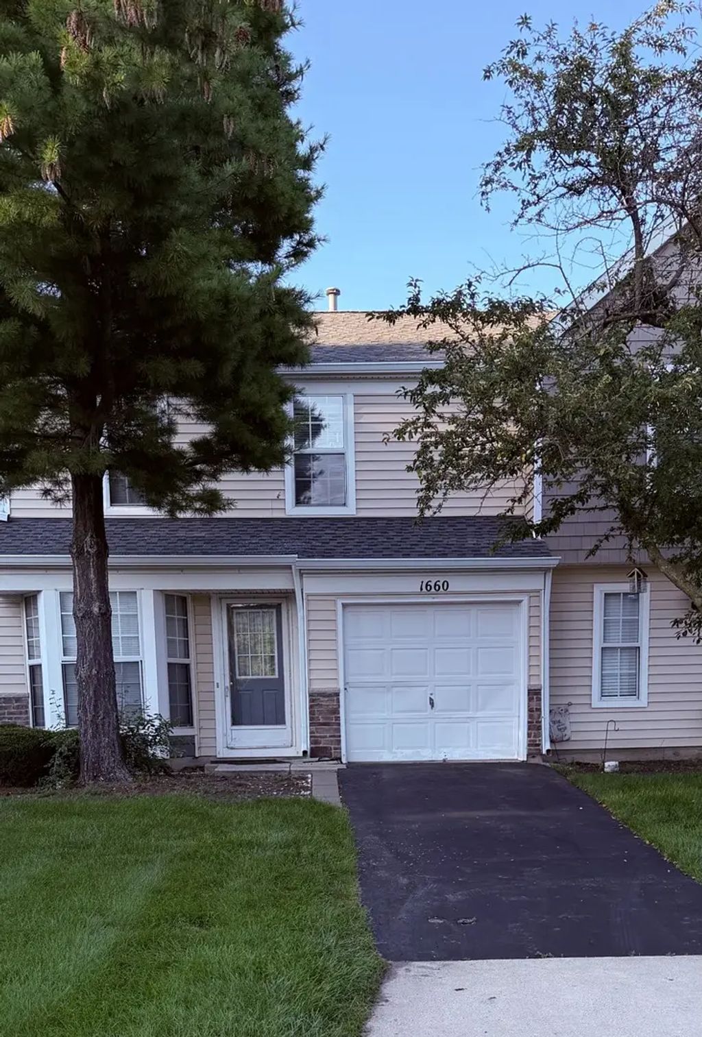 1660 College Green Drive, Elgin