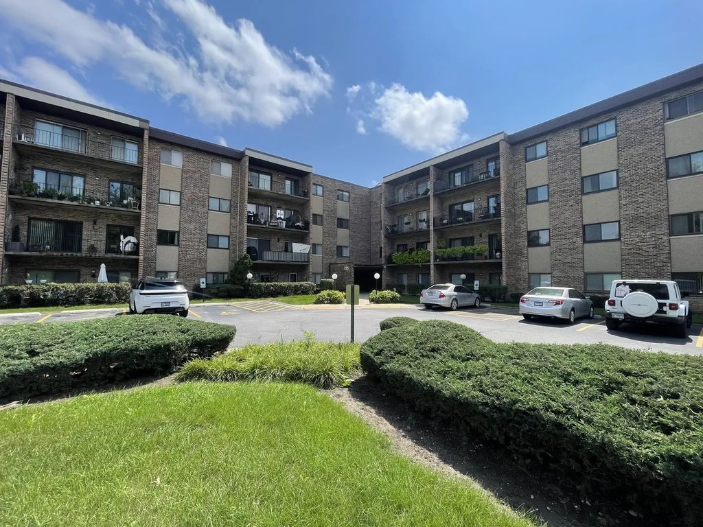 725 W Huntington Commons Road 416, Mount Prospect