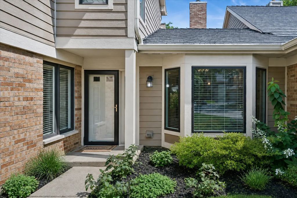 1204 Chatham Court 1204, Libertyville