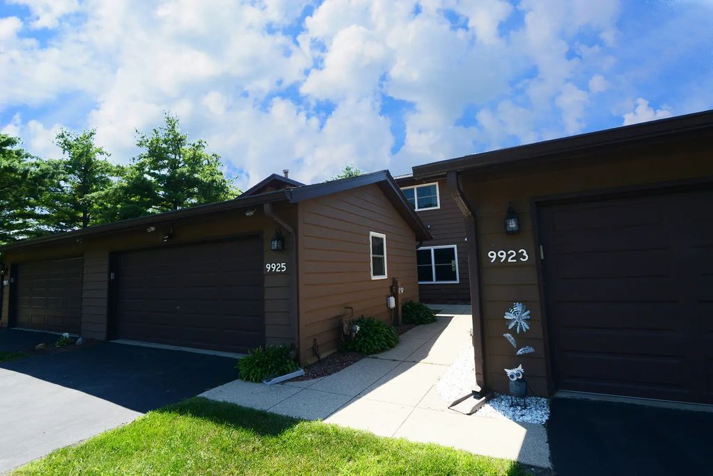 9925 Amanda Lane, Algonquin