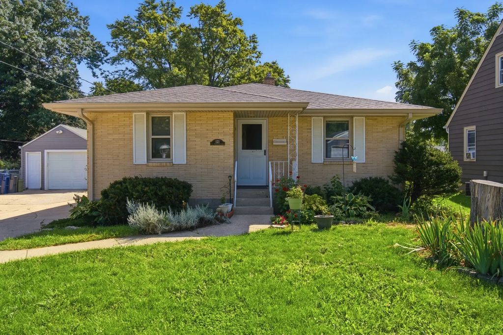 121 S Commonwealth Avenue, Elgin