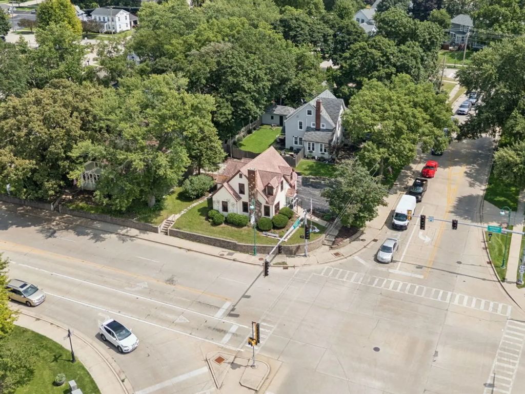 6 E Washington Street, Oswego